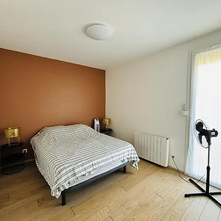 Lejlighed Saint-cyprien : T3 Moderne Proche Avec Parking Prive - Fr-1-309-549
